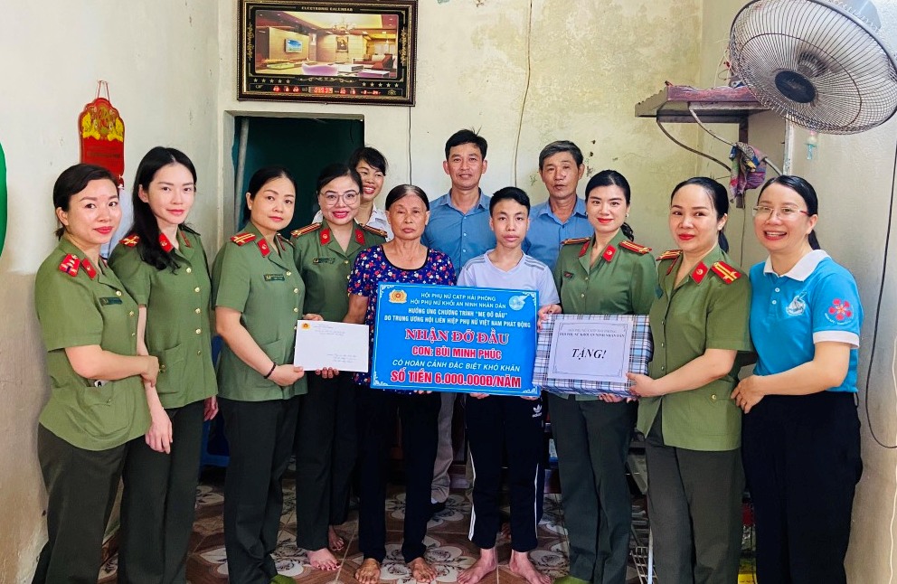 Hội phụ nữ khối An ninh nhân dân: Hỗ trợ 02 cháu có hoàn cảnh khó khăn theo chương trình “Mẹ đỡ đầu”